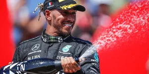 Foto zur News: Lewis Hamilton liegt am Boden: Ohne Trinkflasche auf P2