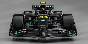 Foto zur News: Neuer Mercedes W14 ganz in Schwarz präsentiert: Zurück an