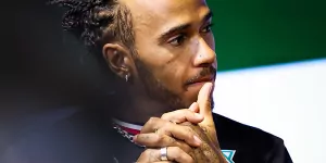 Foto zur News: Lewis Hamilton niedergeschlagen: 2023 mit Mercedes wohl kein