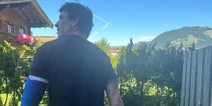 Foto zur News: Frau Susie teilt Foto mit Gipsarm: Toto Wolff beim Radfahren