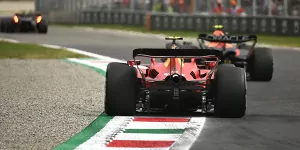 Foto zur News: Freitag Monza: Perez crasht in Parabolica, Sainz fährt