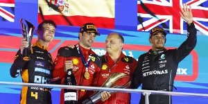 Foto zur News: Taktische Meisterleistung: Sainz gewinnt, Russell crasht im