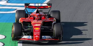 Foto zur News: Fernando Alonso: Ferrari für Monza und Singapur in der