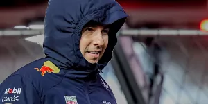 Foto zur News: Sergio Perez: Yoovidhya #AND# Mateschitz entscheiden über