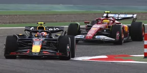 Foto zur News: Regen in Bahrain: Hamilton mit Mittagsbestzeit, Red Bull mit