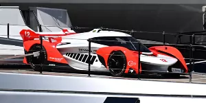 Foto zur News: Selbst Monaco staunt: Hypercar im Senna-Design parkt auf Superyacht