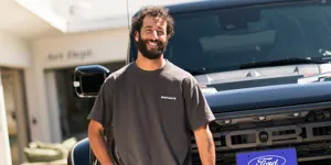 Foto zur News: Ricciardo wird Ford-Botschafter und verkauft seinen Aston