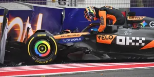 Foto zur News: Formel 1 in Baku: WM-Spitzenreiter Oscar Piastri crasht in Runde 1!