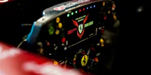 Foto zur News: Papst Leo staunt: Ferrari-Chef bringt ihm ein echtes Formel-1-Lenkrad