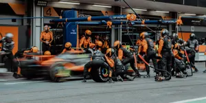 Foto zur News: In Baku erneut den Boxenstopp verpatzt: McLaren nimmt das Equipment ins Visier