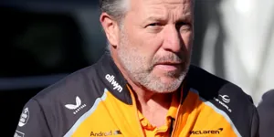 Foto zur News: Wer letzte Nacht am schlechtesten geschlafen hat: Zak Brown