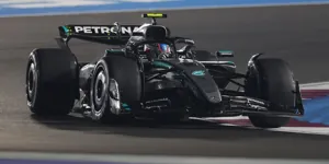 Foto zur News: Mercedes bleibt im Verkehr stecken: "Schnelles Auto" nutzt in Katar wenig