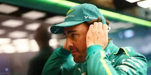 Foto zur News: Hülkenbergs Secret-Santa-Streich geht viral: Alonso kriegt einen Gehstock!