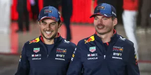 Foto zur News: Max Verstappen beschenkt Perez: Herzliche Botschaft auf dem Helm