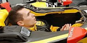 Foto zur News: Aleshin sitzt im Formel-1-Boliden