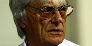 Foto zur News: Ecclestone: Mit blauem Auge in schräger Werbekampagne