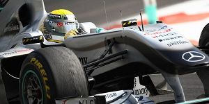Foto zur News: Rosberg fährt den neuen Mercedes vor Schumacher