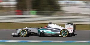 Foto zur News: Jerez: Alter Mercedes schlägt neuen Red Bull