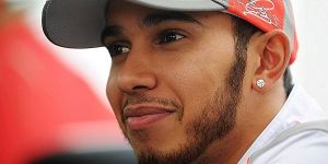 Foto zur News: Hamilton erstmals bei Mercedes zu Besuch