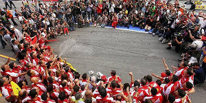 Foto zur News: Ferrari jubelt über dominanten Barcelona-Sieg