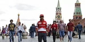 Foto zur News: Moskowiter Showevent: Kobayashi zerlegt Ferrari