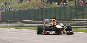 Foto zur News: Red-Bull-Dominanz: Vettel glänzt, Reifen platzt