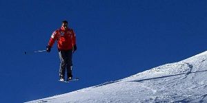 Foto zur News: Schumacher-Glücksbringer im Schnee gefunden