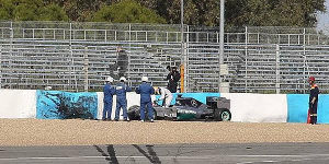 Foto zur News: Mercedes: Ein Unfall beendet positiven Testbeginn