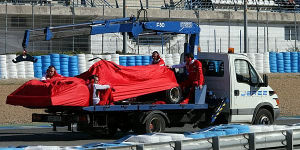 Foto zur News: Red-Bull-Fiasko: Auto raucht - Chefs auf der Rückreise