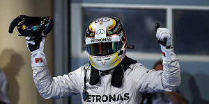 Foto zur News: Gigantisches Duell: Hamilton bezwingt Rosberg in Bahrain!