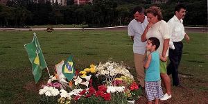 Foto zur News: Sennas Grab auch nach 20 Jahren noch Pilgerstätte
