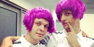 Foto zur News: Neuer Look: Button und Magnussen unterstützen Krebshilfe