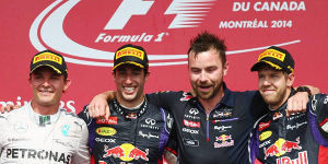 Foto zur News: Fünfkampf um den Sieg: Mercedes patzt, Ricciardo gewinnt