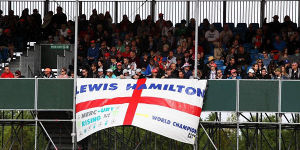 Foto zur News: Hill und die britischen Fans: Das Hoffen auf Hamilton