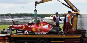 Foto zur News: Wilder Silverstone-Crash: Räikkönen humpelt davon