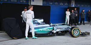 Foto zur News: Der neue Silberpfeil: Mercedes präsentiert den F1 W06 Hybrid