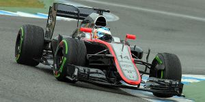 Foto zur News: Manager: Fernando Alonso wird in Malaysia fahren