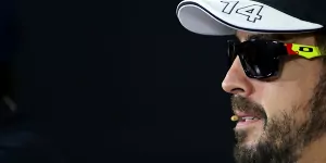 Foto zur News: Mit Sonnenbrille in PK: Augenentzündung bei Fernando Alonso