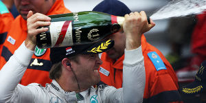 Foto zur News: Rosberg tröstet Hamilton: &quot;Schlimmer Moment seiner Karriere&quot;