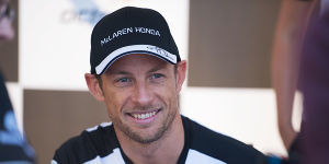 Foto zur News: Jenson Button: Große Strafe vor der Brust, 2011 im Kopf