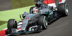 Foto zur News: Mercedes in der ersten Reihe: Hamilton jubelt, Rosberg