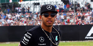 Foto zur News: Falsch gekleidet: Lewis Hamilton in Wimbledon unerwünscht