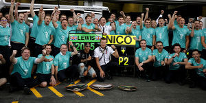 Foto zur News: Lewis Hamilton stark wie nie: Rivalen zittern, Mercedes