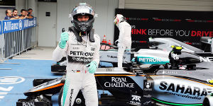 Foto zur News: Rosberg strahlt auf Pole, Hamilton hadert: &quot;War bereits