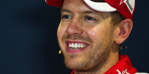 Foto zur News: Formel-1-Live-Ticker: Spaßvogel Sebastian Vettel an der