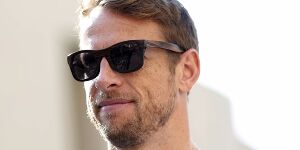 Foto zur News: Formel-1-Live-Ticker: Jenson Button reist mit Playmate ein