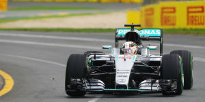 Foto zur News: Formel 1 Melbourne 2016: Glückspilz Lewis Hamilton vorne