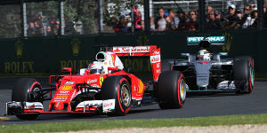 Foto zur News: Strategiefehler und Boxenfeuer: Ferrari verschenkt