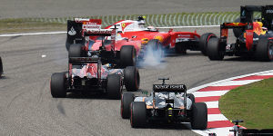 Foto zur News: &quot;Wie ein Verrückter&quot;: Vettel nimmt sich Kwjat zur Brust