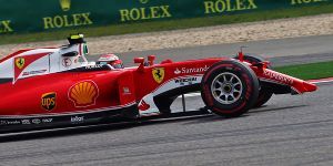 Foto zur News: Vettel räumt Räikkönen ab: Crash überschattet Ferrari-Podium